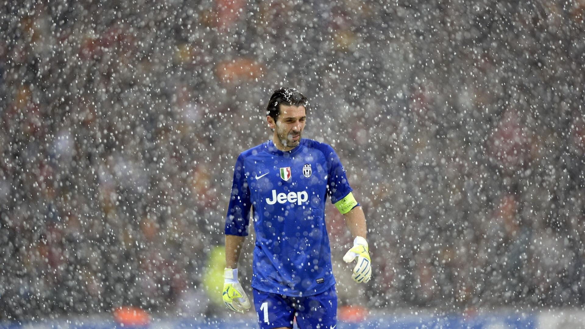 冰面救援演练赛 在安全区域进行穿冰自救模拟